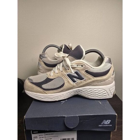 New Balance 2002 Tan Taupe Women's Running Shoes Size 7.5 6Y W/Box - Picture 2 of 7